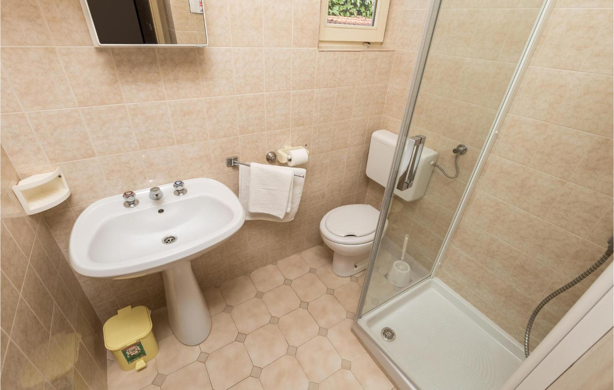 Beautiful Apartment In Omisalj With Kitchen Esterno foto